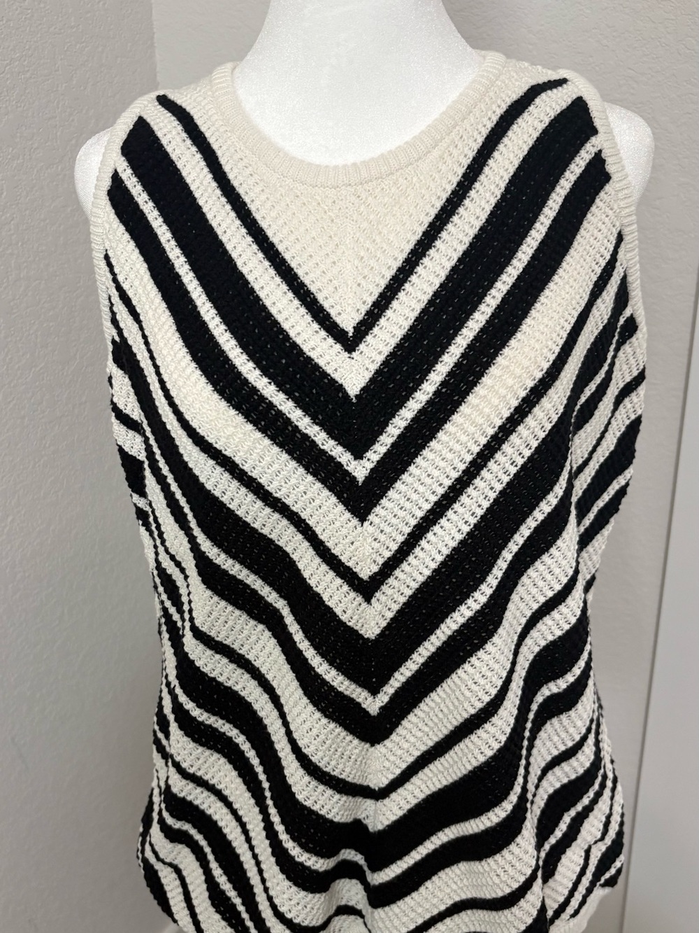 Ann Taylor Black and White Chevron Sleeveless Crewneck Sweater